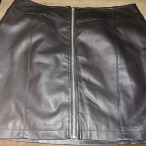 Riverdale skirt leopard-print inside Zips in the front